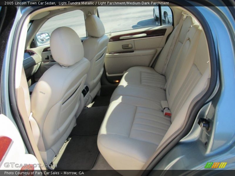 Light Tundra Metallic / Light Parchment/Medium Dark Parchment 2005 Lincoln Town Car Sedan