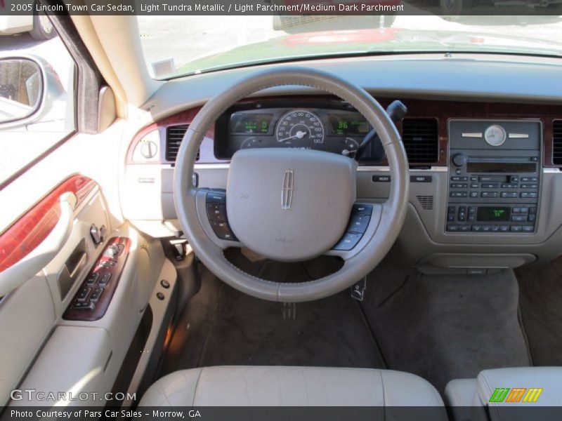 Light Tundra Metallic / Light Parchment/Medium Dark Parchment 2005 Lincoln Town Car Sedan