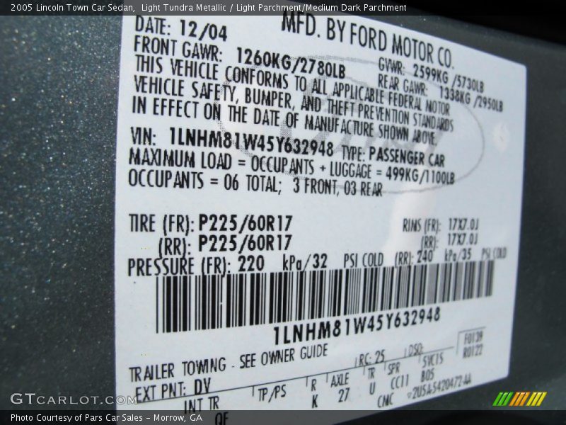 Light Tundra Metallic / Light Parchment/Medium Dark Parchment 2005 Lincoln Town Car Sedan