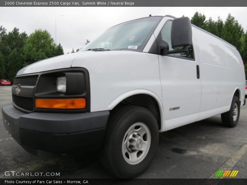 Front 3/4 View of 2006 Express 2500 Cargo Van