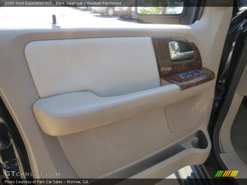 Black Clearcoat / Medium Parchment 2005 Ford Expedition XLT