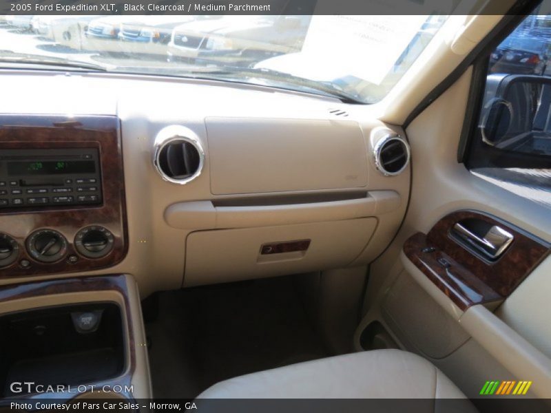 Black Clearcoat / Medium Parchment 2005 Ford Expedition XLT