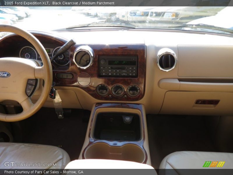 Black Clearcoat / Medium Parchment 2005 Ford Expedition XLT