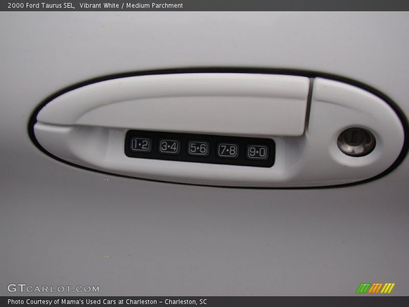 Vibrant White / Medium Parchment 2000 Ford Taurus SEL