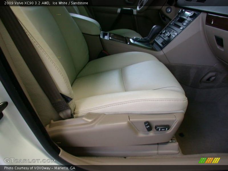 Ice White / Sandstone 2009 Volvo XC90 3.2 AWD