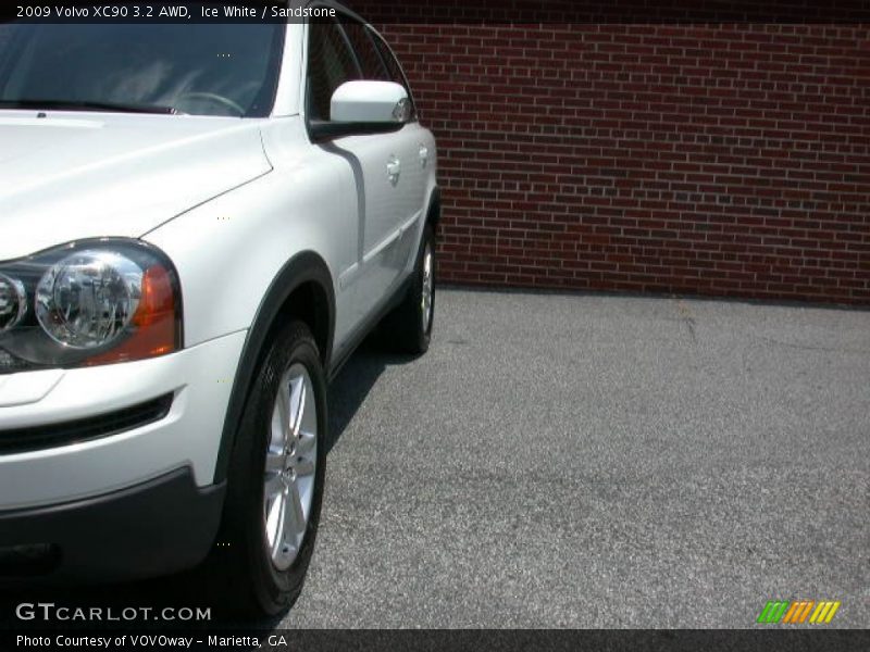 Ice White / Sandstone 2009 Volvo XC90 3.2 AWD