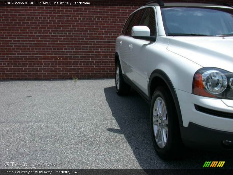 Ice White / Sandstone 2009 Volvo XC90 3.2 AWD