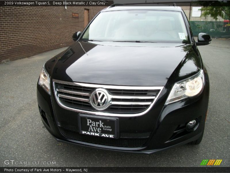 Deep Black Metallic / Clay Grey 2009 Volkswagen Tiguan S