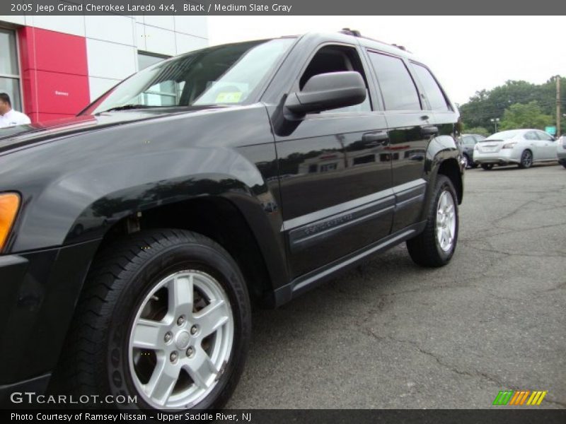 Black / Medium Slate Gray 2005 Jeep Grand Cherokee Laredo 4x4