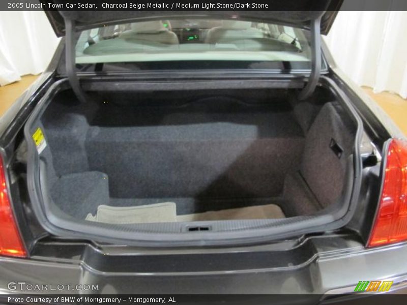  2005 Town Car Sedan Trunk