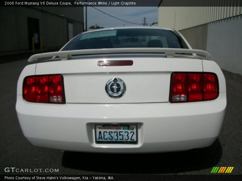 Performance White / Light Graphite 2006 Ford Mustang V6 Deluxe Coupe