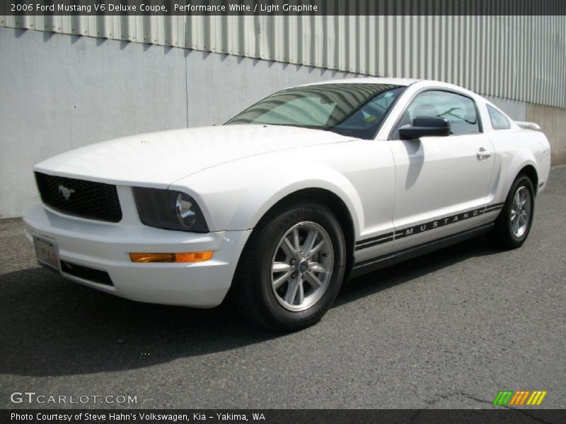 Performance White / Light Graphite 2006 Ford Mustang V6 Deluxe Coupe