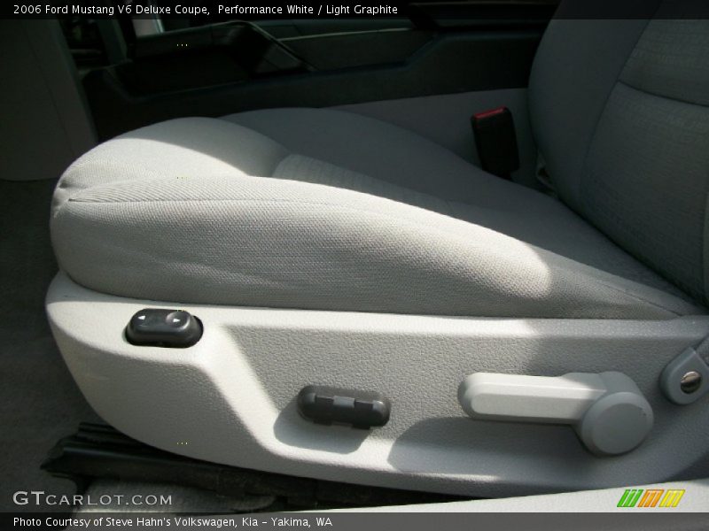 Performance White / Light Graphite 2006 Ford Mustang V6 Deluxe Coupe