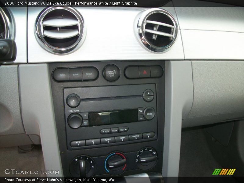 Performance White / Light Graphite 2006 Ford Mustang V6 Deluxe Coupe