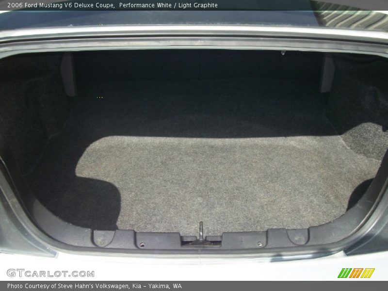 Performance White / Light Graphite 2006 Ford Mustang V6 Deluxe Coupe