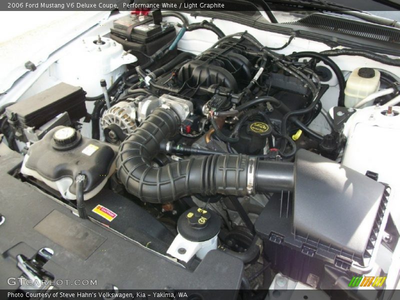 Performance White / Light Graphite 2006 Ford Mustang V6 Deluxe Coupe
