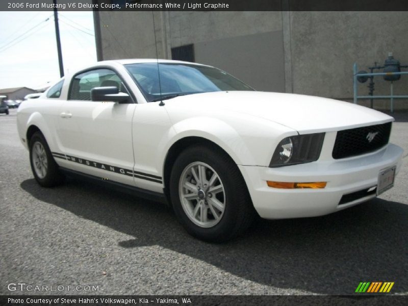 Performance White / Light Graphite 2006 Ford Mustang V6 Deluxe Coupe