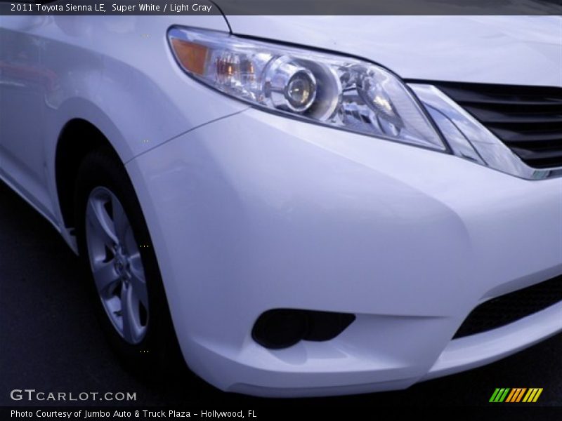 Super White / Light Gray 2011 Toyota Sienna LE