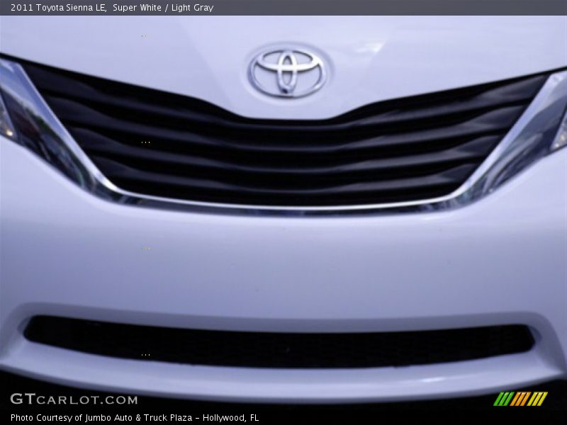 Super White / Light Gray 2011 Toyota Sienna LE