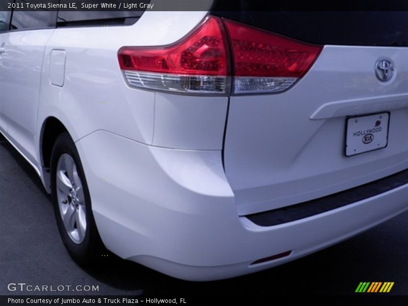 Super White / Light Gray 2011 Toyota Sienna LE