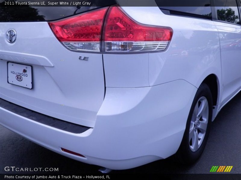 Super White / Light Gray 2011 Toyota Sienna LE