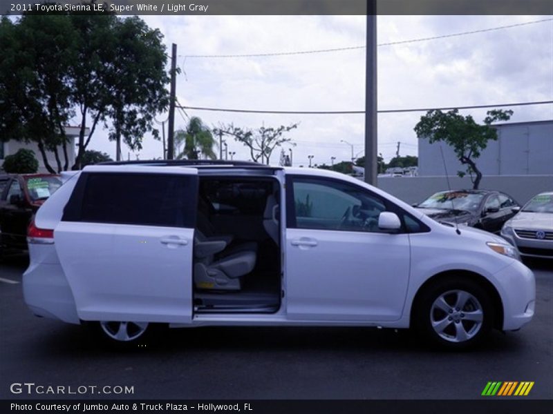 Super White / Light Gray 2011 Toyota Sienna LE