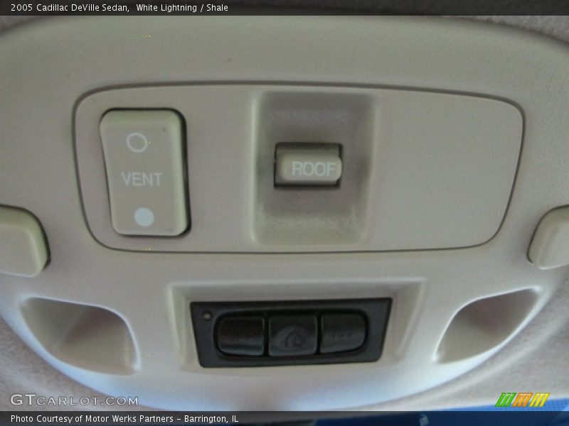 White Lightning / Shale 2005 Cadillac DeVille Sedan
