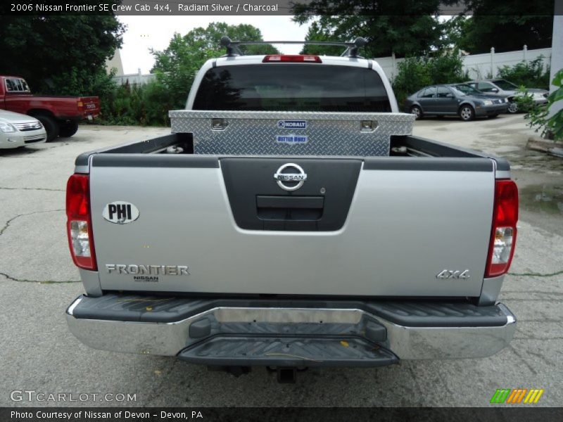 Radiant Silver / Charcoal 2006 Nissan Frontier SE Crew Cab 4x4