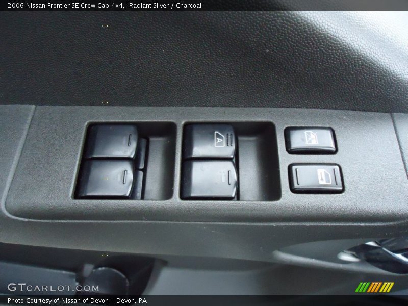 Radiant Silver / Charcoal 2006 Nissan Frontier SE Crew Cab 4x4