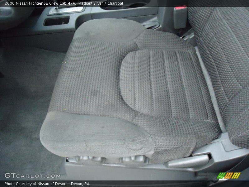Radiant Silver / Charcoal 2006 Nissan Frontier SE Crew Cab 4x4