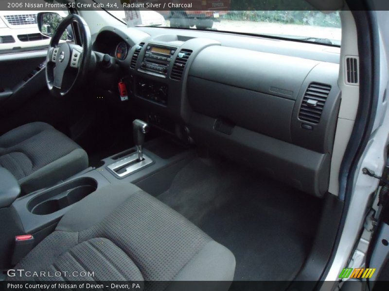 Radiant Silver / Charcoal 2006 Nissan Frontier SE Crew Cab 4x4