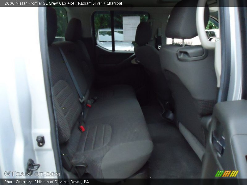 Radiant Silver / Charcoal 2006 Nissan Frontier SE Crew Cab 4x4