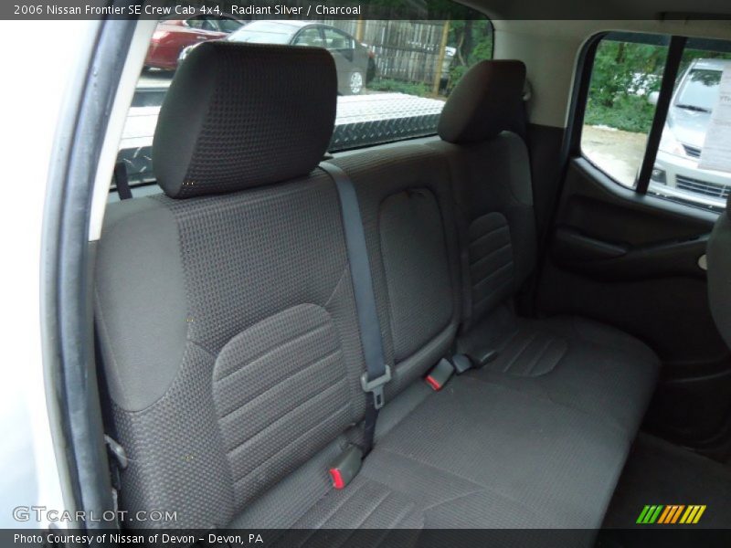 Radiant Silver / Charcoal 2006 Nissan Frontier SE Crew Cab 4x4