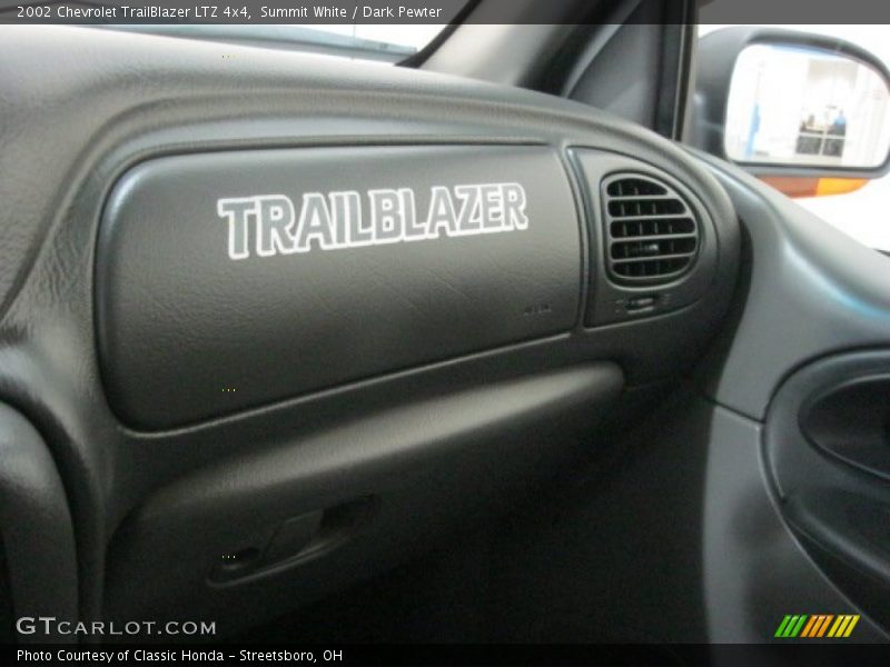 Summit White / Dark Pewter 2002 Chevrolet TrailBlazer LTZ 4x4