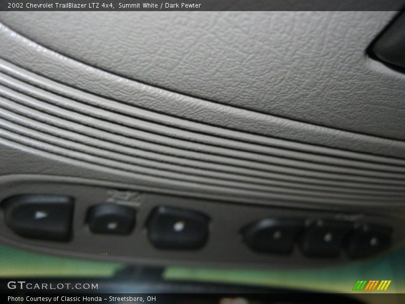 Summit White / Dark Pewter 2002 Chevrolet TrailBlazer LTZ 4x4