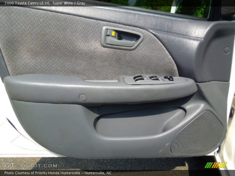 Super White / Gray 2000 Toyota Camry LE V6