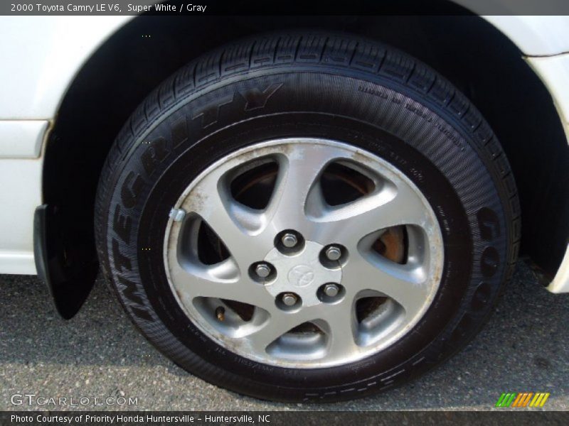 Super White / Gray 2000 Toyota Camry LE V6