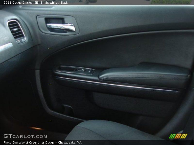 Bright White / Black 2011 Dodge Charger SE