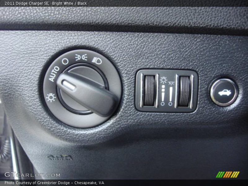 Bright White / Black 2011 Dodge Charger SE