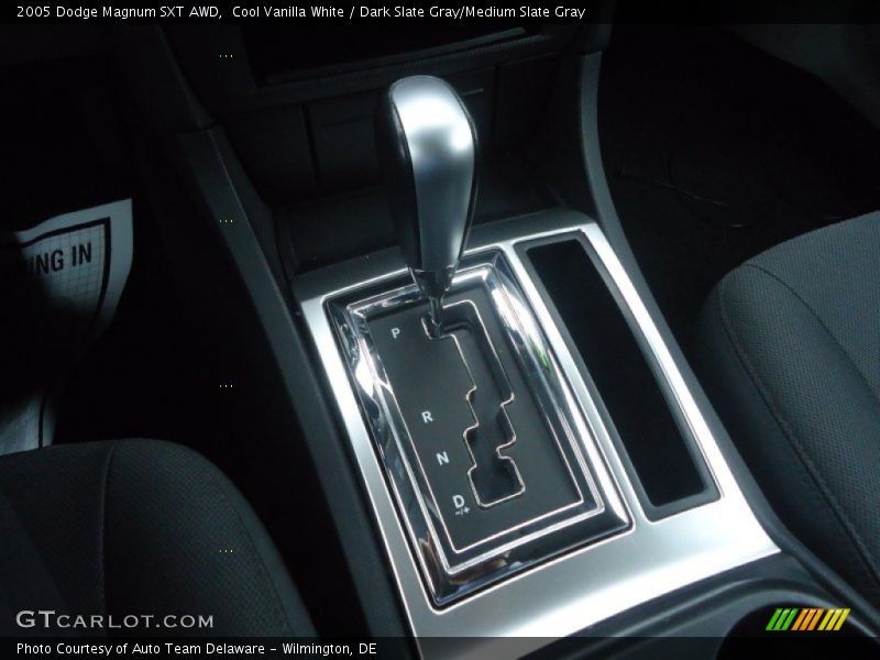 Cool Vanilla White / Dark Slate Gray/Medium Slate Gray 2005 Dodge Magnum SXT AWD