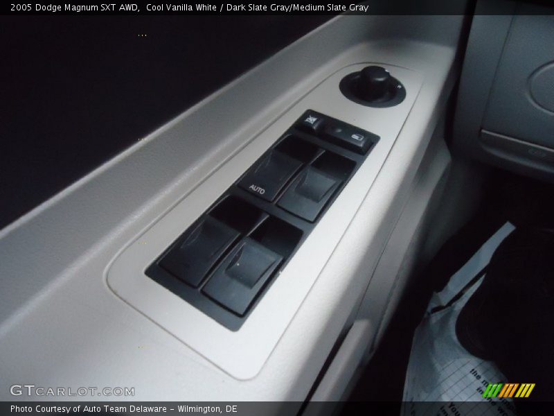 Cool Vanilla White / Dark Slate Gray/Medium Slate Gray 2005 Dodge Magnum SXT AWD