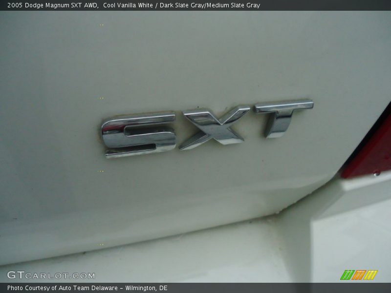 Cool Vanilla White / Dark Slate Gray/Medium Slate Gray 2005 Dodge Magnum SXT AWD