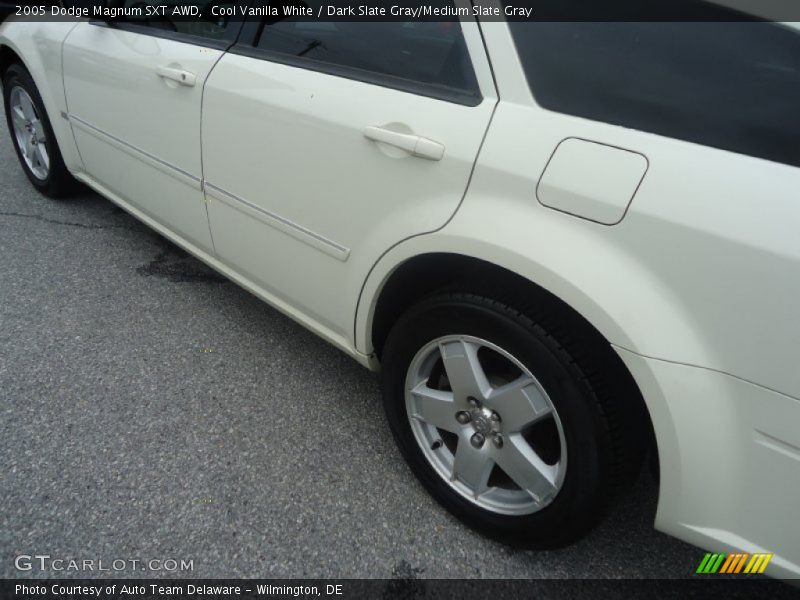 Cool Vanilla White / Dark Slate Gray/Medium Slate Gray 2005 Dodge Magnum SXT AWD