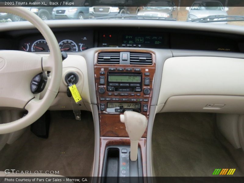 Black / Taupe 2001 Toyota Avalon XL