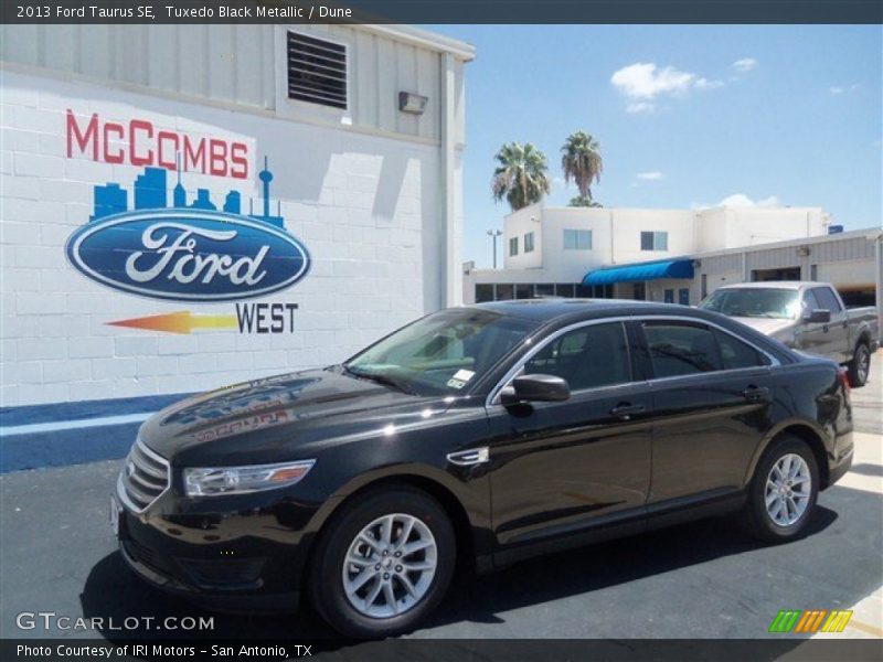 Tuxedo Black Metallic / Dune 2013 Ford Taurus SE