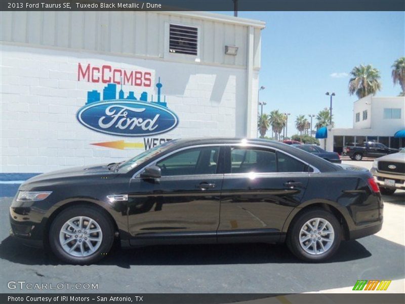 Tuxedo Black Metallic / Dune 2013 Ford Taurus SE
