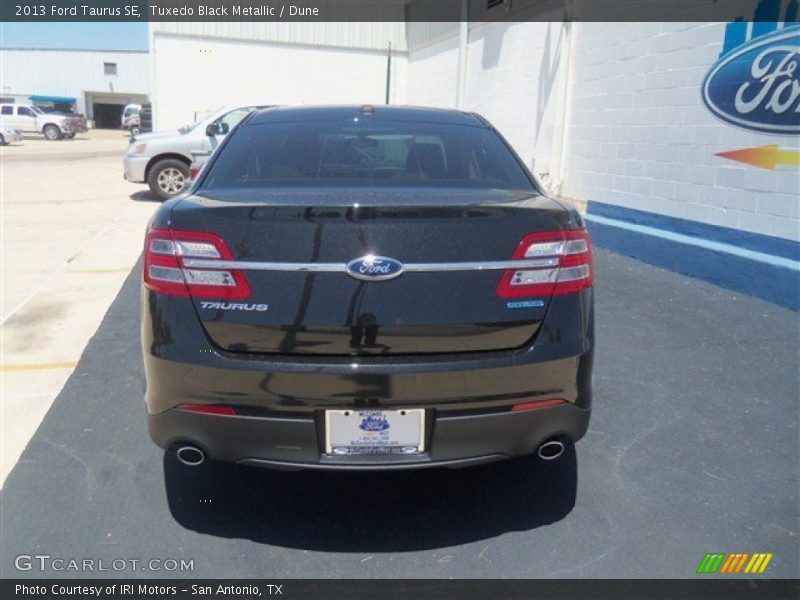 Tuxedo Black Metallic / Dune 2013 Ford Taurus SE