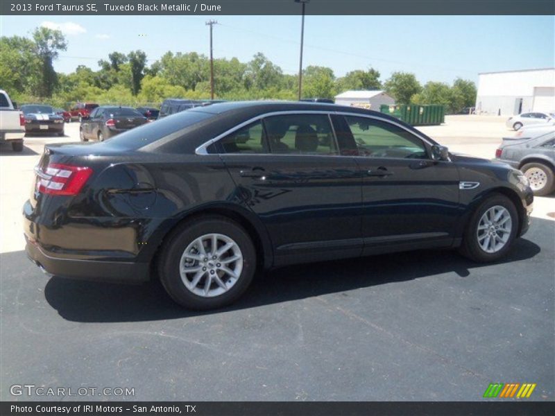 Tuxedo Black Metallic / Dune 2013 Ford Taurus SE