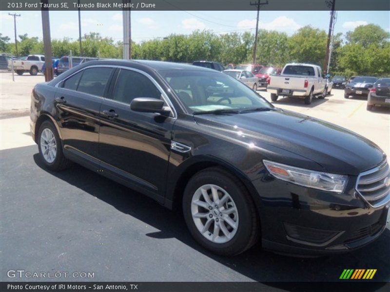 Tuxedo Black Metallic / Dune 2013 Ford Taurus SE