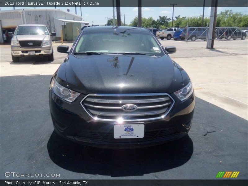 Tuxedo Black Metallic / Dune 2013 Ford Taurus SE